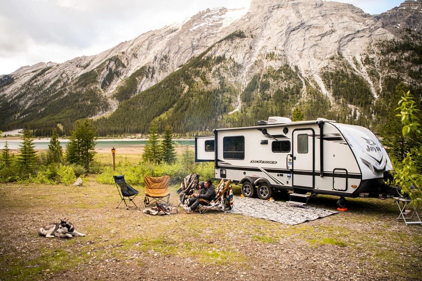 Roulotte de vacances devant des montagnes